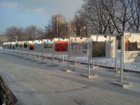 серия стендов на фоне зимних пейзажей центра Москвы